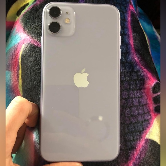 IPhone 11: 128gb purple excellent condition!